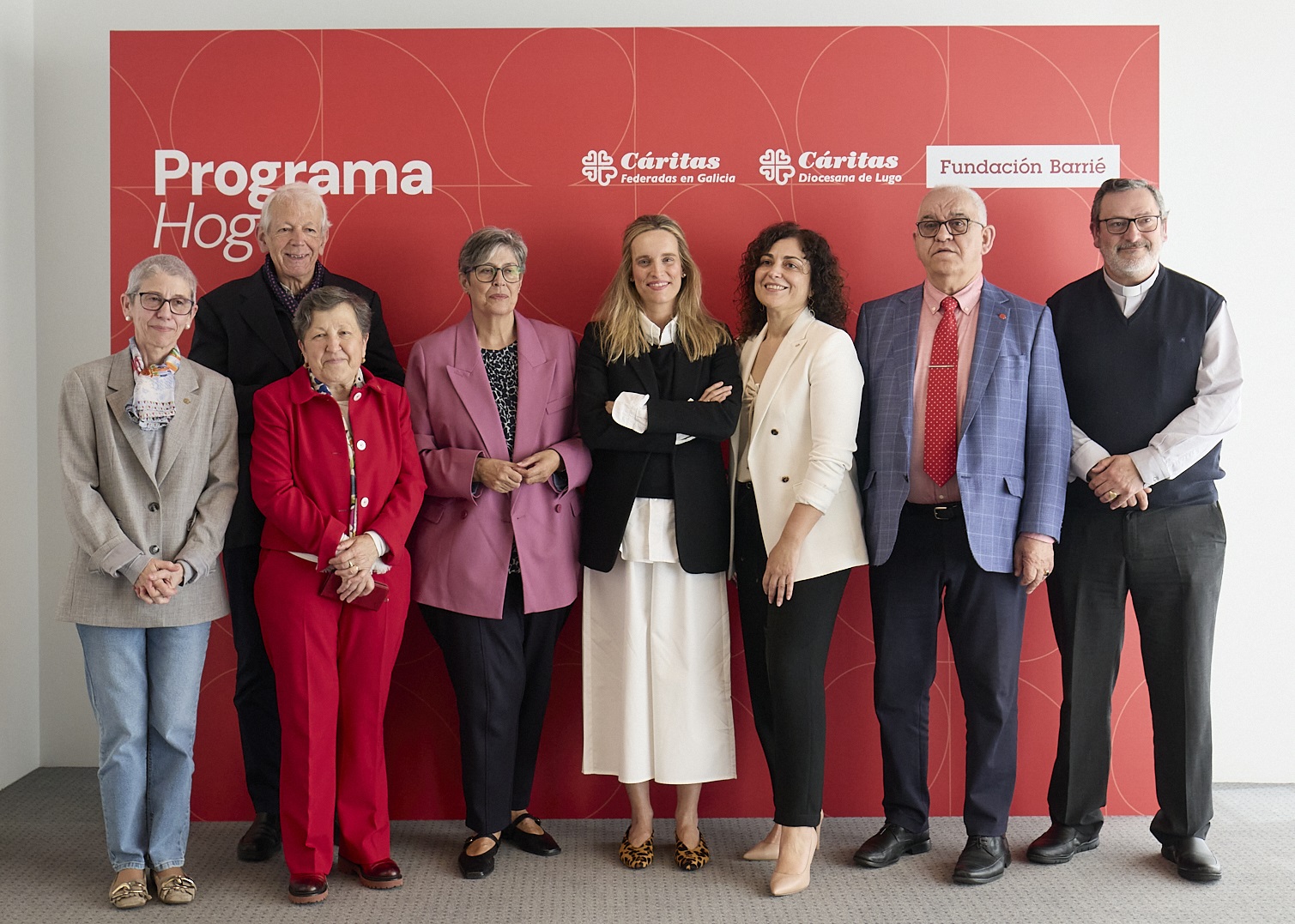De izquierda a derecha: D.ª Mª Victoria González Rodríguez, directora de Cáritas Diocesana de Mondoñedo-Ferrol; Rvdo. D. Alfonso Gil Montalbo, delegado Episcopal de Cáritas Diocesana de Mondoñedo-Ferrol; Dª María Pilar Farjas Abadía, directora de Cáritas Diocesana de Santiago de Compostela; D.ª María Tabarés Domínguez, directora de Cáritas Federadas en Galicia y directora de Cáritas Diocesana de Ourense; D.ª Carmen Arias Romero, directora de la Fundación Barrié; Dª Amparo González Méndez, directora de Cáritas Diocesana de Lugo; D. E. Gonzalo Davila Davila, secretario de Cáritas Federadas en Galicia y director de Cáritas Diocesana de Tui-Vigo, y Rvdo. D. Javier Alonso Docampo, delegado Episcopal de Cáritas Diocesana de Tui-Vigo