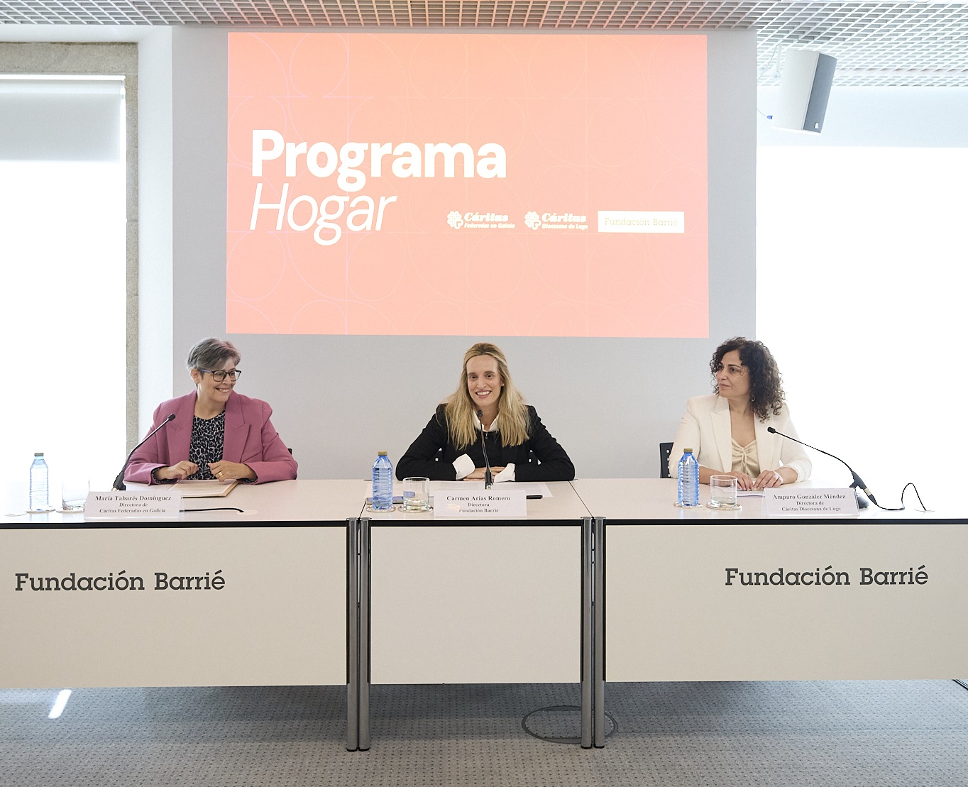De izquierda a derecha: D.ª María Tabarés Domínguez, directora de Cáritas Federadas en Galicia y directora de Cáritas Diocesana de Ourense; D.ª Carmen Arias Romero, directora de la Fundación Barrié y, Dª Amparo González Méndez, directora de Cáritas Diocesana de Lugo.