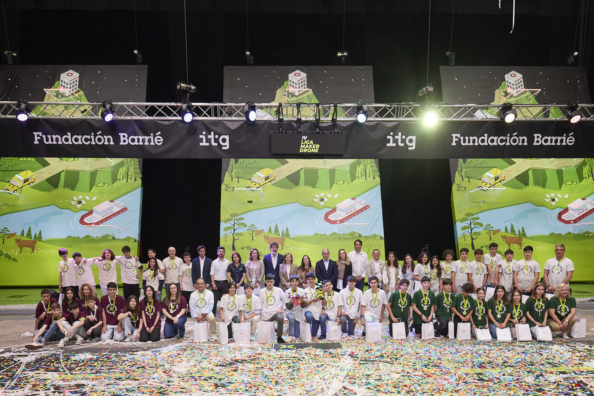 Foto de los equipos ganadores junto a los organizadores y las autoridades invitadas.