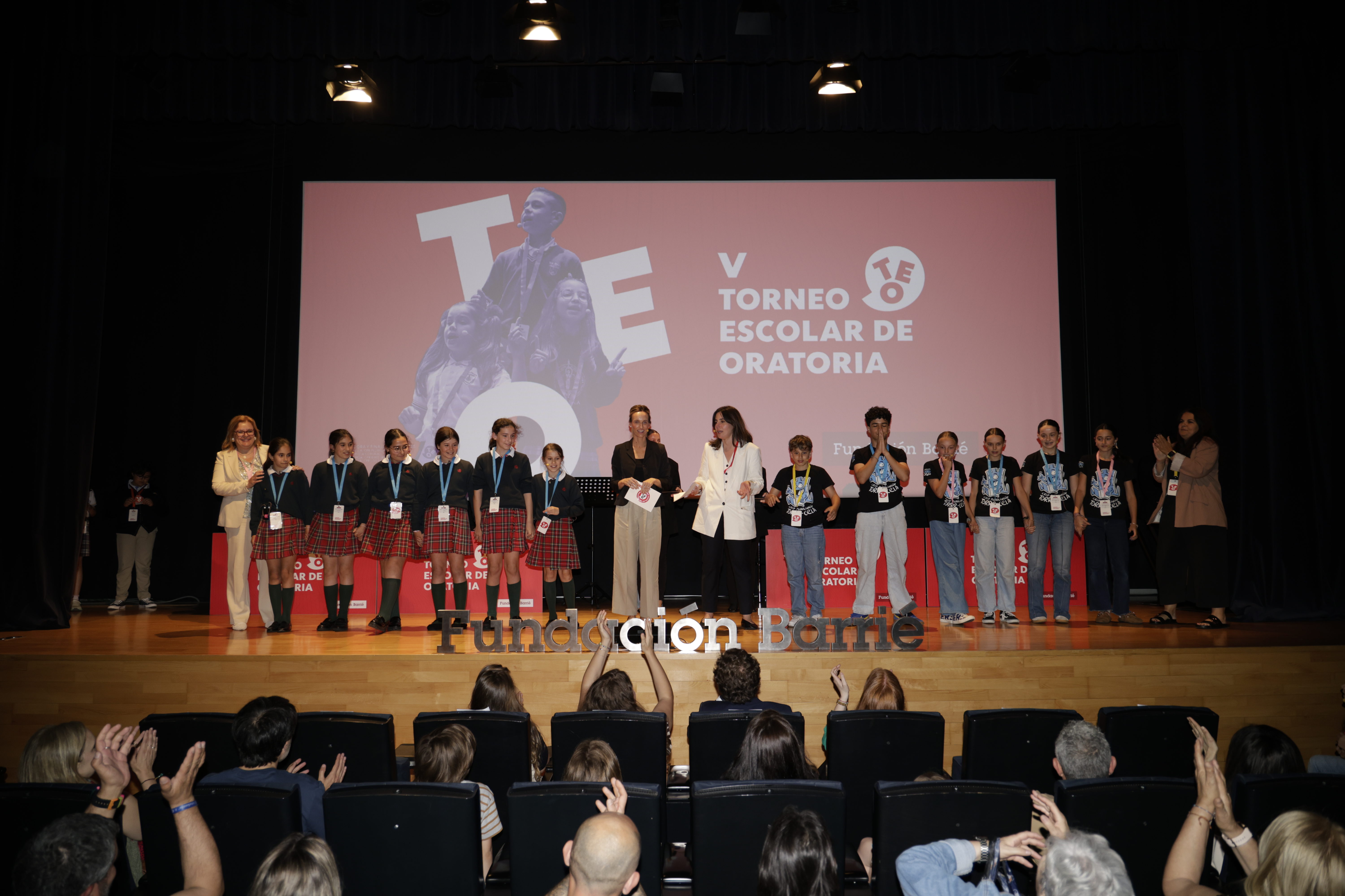 Ganadores de la V edición del Torneo Escolar de Oratoria de la Fundación Barrié y Carmen Arias, directora de la Fundación Barrié y Alba Formoso de Talkk _1
