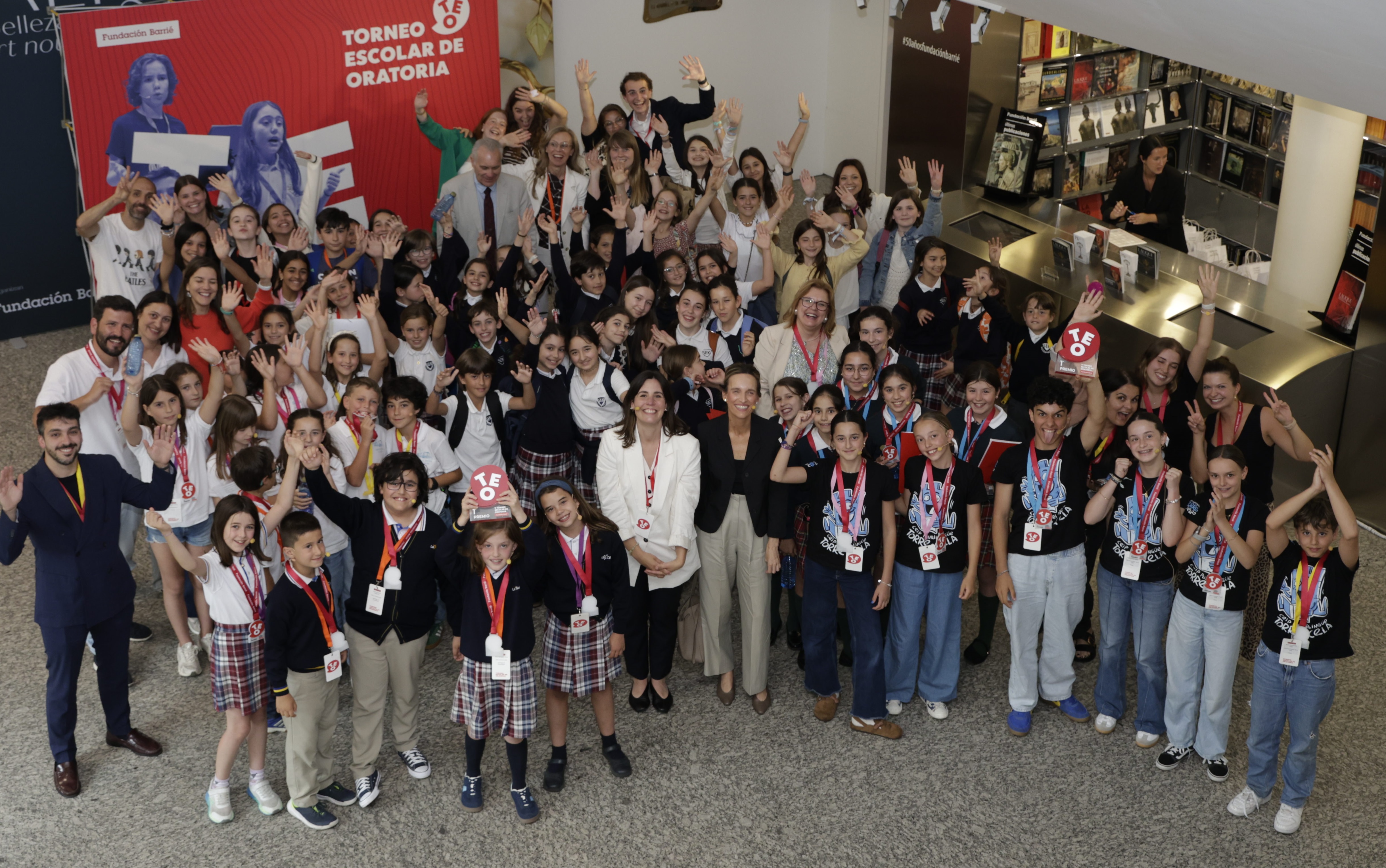 Foto de familia de la V edición del Torneo Escolar de Oratoria de la Fundación Barrié