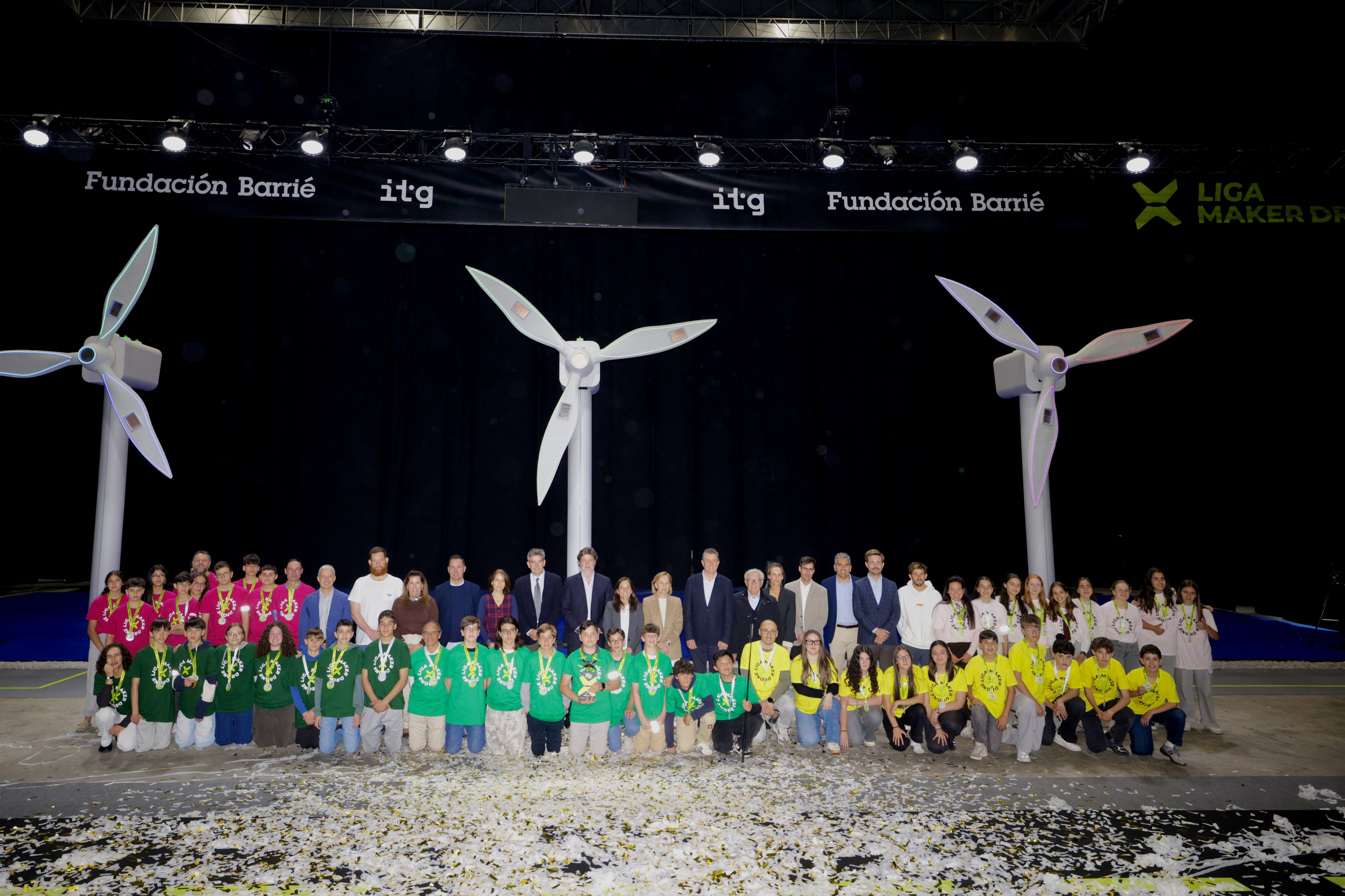 Foto de los cinco equipos galardonados junto a las autoridades, organizadores y jurado.