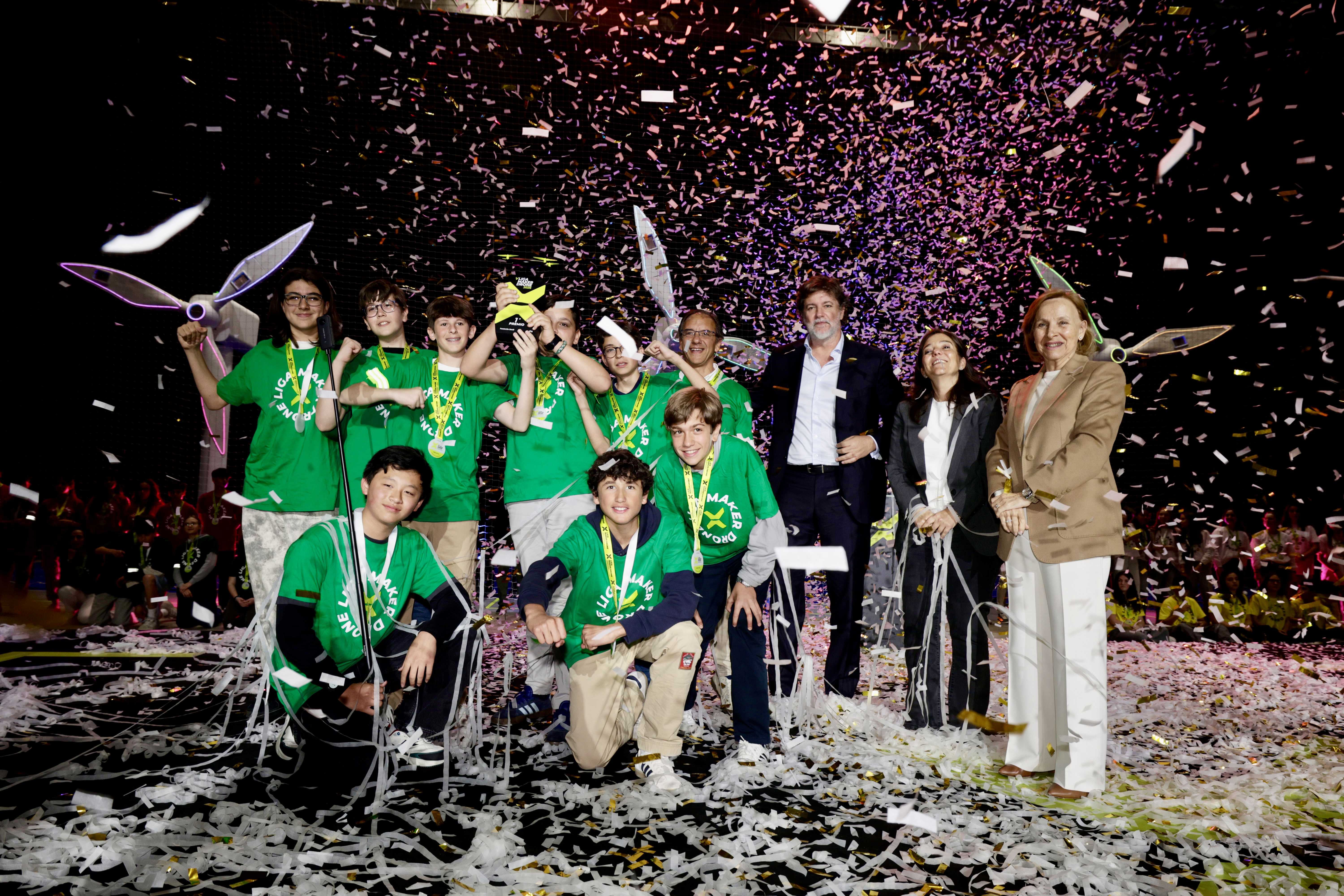 El equipo ganador de la V LIGA MAKER DRONE, el CPR Montecastelo de Vigo, junto a la alcaldesa de A Coruña; la presidenta de la Fundación Barrié y el director general del centro tecnológico ITG